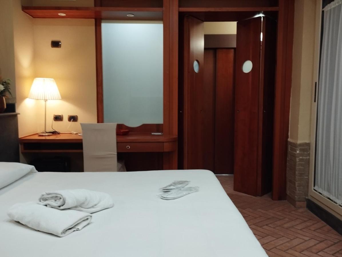 Hotel Suite Ares Неаполь Экстерьер фото